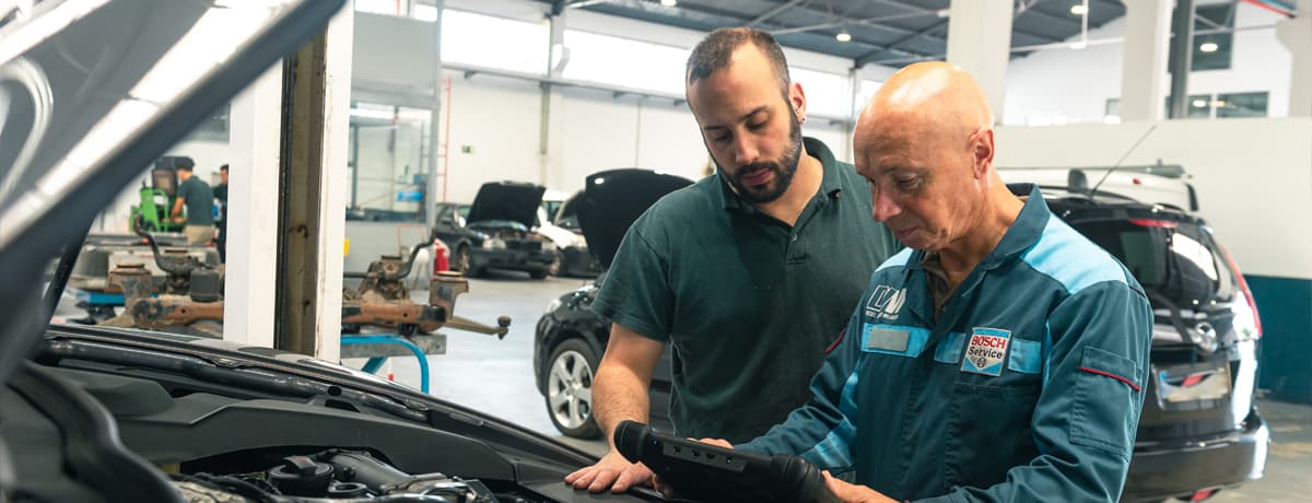 Mantenimiento integral de su coche en nuestro taller mecánico en Santiago