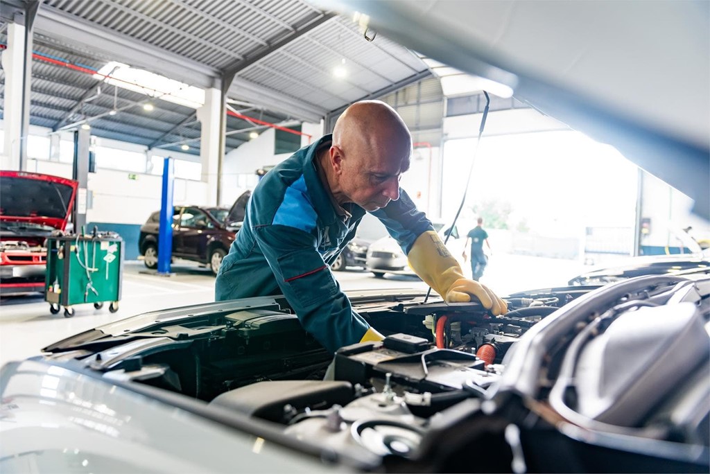 Mantenimiento de coches eléctricos: ¿qué revisar?